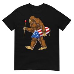 Bigfoot Fireworks 4th of July Men Sasquatch American Flag US T-Shirt
