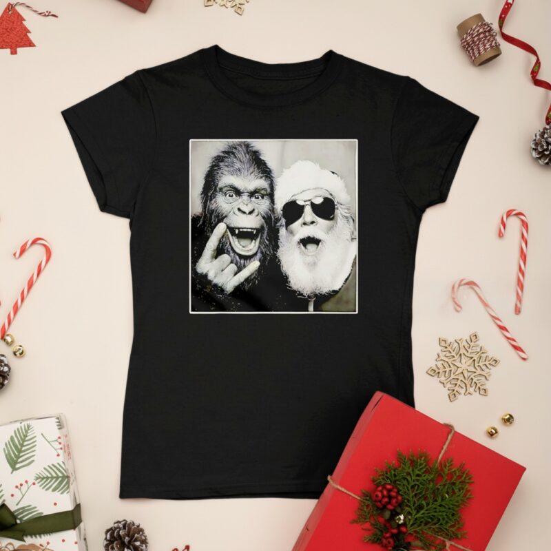 Santa Claus Selfie Bigfoot Christmas Sasquatch Rock_Ladies T-Shirt